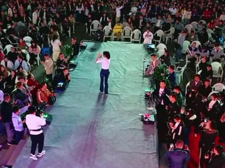 农村幺哥生日会现场 @舒婷✨ ¹²⁰⁶(每天早上7:30) @农村幺哥(11月4.5号生日庆) 你在他乡还好吗
#农村幺哥 #舒婷 #你在他乡还好吗 #演出现场视频 #直播录屏分享