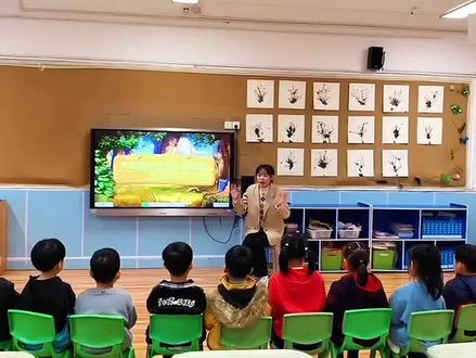 大班数学公开课一等奖完整版,课堂实录/希沃课件/教案/操作打印图#大班数学公开课 #大班公开课 #幼儿园公开课 #幼儿园大班公开课 #相邻数
大班数学活动《找邻居》
设计意图
数量比较是认识相邻数的重要基础,幼儿在数量比较等一系列的活动中已经积累了一定的关于相邻数的经验,但幼儿对相邻数的概念认识不清晰,对相邻数三个数之间的大小关系理解不全面,根据《3-6
岁儿童学习与发展指南》科学领域中提到的“幼儿科学学习的核心是激发探究兴趣,体验探究过程,发展初步探究的能力”于是,我设计了教学活动《找邻居》,从幼儿感兴趣的小动物入手,以新颖的闯关小游戏贯穿活动全程,在层层递进的关卡中促进幼儿对自然数列中等差关系的理解。活动过程中还设计了幼儿动手操作、自主探索的环节,以帮助幼儿将数与数之间的关系组织起来并系统化,巩固幼儿对数序的理解,培养幼儿初步的抽象和概括能力,更好地发展幼儿的数概念。
教学工具
1 找邻居”教学课件 2 操作图片或者用操作课件
教学目标
1. 乐于参与帮助小熊大冒险的数学活动,感受活动的乐趣。
2. 能说出 1~10 中任意一数的两个相邻数。
3.认识 10 以内的相邻数,理解相邻三数之间多 1 少 1 的数量关系。
教学重难点
1. 在科学区投放 10~20 的数字卡片及不同颜色的纸片熊娃娃若干个,让幼儿对 10~20 以内的相邻数进行自主探索。
2.家园联系:幼儿回到