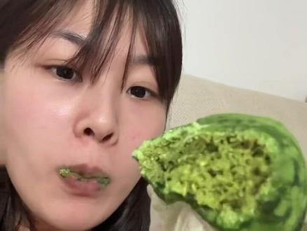 29.9到手三个网上爆火的迪拜软曲奇,每个大克重60克,性价比很高!味道好吃😋推荐开心果口味#超爱抹茶 #迪拜软曲奇 #迪拜糯糯曲奇 #开心果甜品 #轻膳语迪拜软曲奇