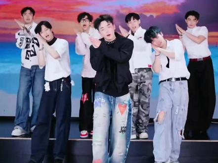 《无人的岛》2025.12.24#团舞#青城学长#青城学弟S@欢欢🫘(青城学长团队) #强烈推荐