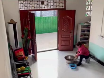 儿子女朋友突然来家里,未来婆婆扔下手中的鸡跑去迎接。#婆媳#情侣