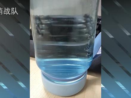 网友将水杯倒置,竟发现气泡在斜向上升,揭秘气泡的怪异移动原理 #科普一下