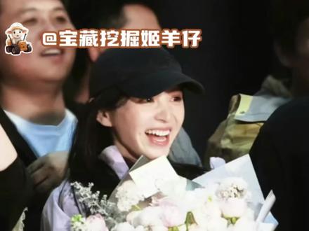 田曦薇就这样轻而易举给大家哄成胚胎了#田曦薇#魏娆#君黛#嫁金钗#田曦薇杀青现场哄粉丝