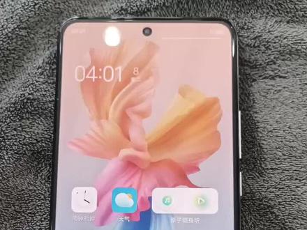 vivo手机 屏幕刷新率,设置,显示与亮度,点进去可调。#手机📱 夏天手机发热属于正常现象,及时降温就可以了。