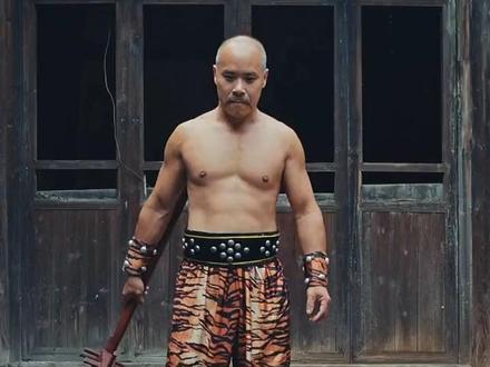 #东安 #黑虎拳 第二十三代传承人#蒋练斌 东安县#川岩乡 禾市村人,6岁开始习武,全省全国武术比赛多次获奖。自1997年成立湘东练斌精武馆,开馆授徒,传承徒弟上千名。#东安武术