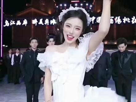 CP舞不是跟谁都能跳的。#龙浩天妹妹 如今虽然比二三月时更放得开,但与陌生人跳CP舞时,尽管出于礼貌面带笑容,肢体语言却表现出抗拒。如今减少CP舞也是实在无人可共舞了……#直播 #社会百态 #舞蹈 #情侣