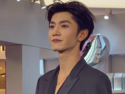 陈哲远YSL品牌活动一身黑色穿搭也太贵气了,举手投足尽显优雅!心软的神又在心疼粉丝们为他接机🫰🫰#陈哲远#向全世界安利我的偶像#漫不经心的绅士优雅#闪闪发光的大明星#主打一个帅