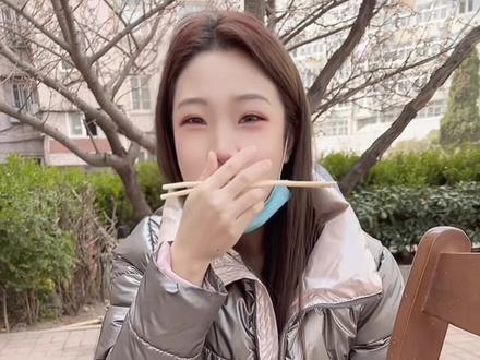 杯在手跟我走 看看在青岛都是拿什么装酒的,山东男人打完酒再回家给媳妇做饭 揭秘勇哥喝多会被媳妇打吗🤭