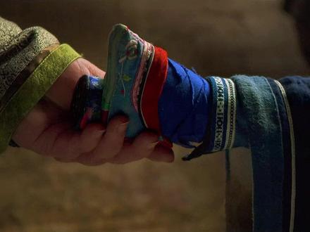 “你必须缠一双完美的小脚,媒人才能给你找到好婆家。”#独白 #电影推荐 #三寸金莲 #旧社会的女人 #老电影