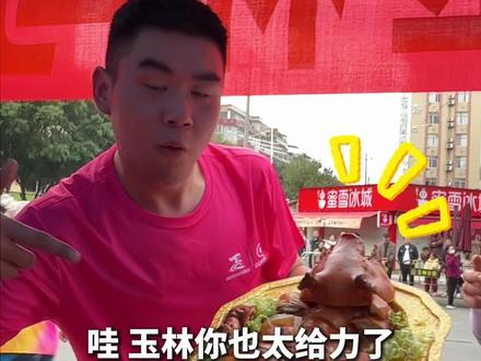 玉马赛道惊现“隐藏款”补给!奔跑在#中国南方药都 玉林的赛道上,连补给都这么有特色!#2025玉林马拉松 #党建服务零距离