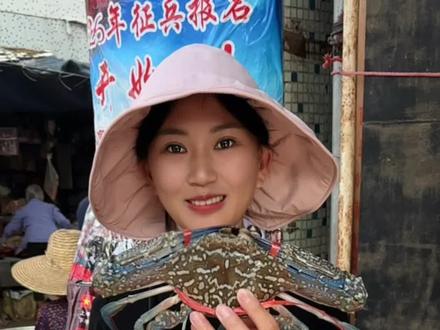 #上热门 今日摆摊:鲜活皮皮虾+大花蟹 #市井生活 #舌尖上的美味 #皮皮虾 #海鲜美食 @DOU+小助手