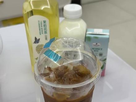 小黄油美式隐藏喝法!小基数一天⬇️1.5斤! 🔥无限繁殖版热量:
1. 小黄油美式(165k)
2. 喝1/2加小瓶牛奶+175k
3. 喝1/2加椰子水+40k
4. 喝1/2加自己喜欢的茶+0k
总记🔥380k
#小黄油美式 #减肥 #小基数减脂 #小黄油美式无限繁殖 #减肥打卡