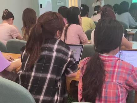 开会总裁办组合,1分钟直出高质会议纪要 线下开会录音怕尴尬;开会环境嘈杂录制不清楚,这些问题现在统统可以被解决了!
-
猛玛LARK M2无线麦克风录音+飞书妙记转写,堪称线下会议的总裁办王炸组合,轻松搞定任何会议~我越用越喜欢!#会议纪要 #猛玛LARKM2 #无线麦克风推荐 #AI工具 #职场