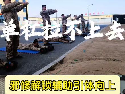 #引体向上 用俯卧姿势配合哑铃来辅佐引体能力,效果很棒,放在你的日常练背里试试吧#健身 #练背 #居家锻炼