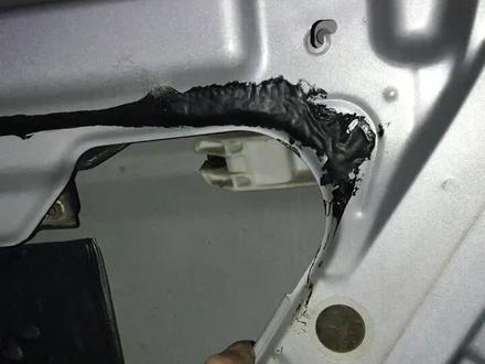 起亚赛拉图拆右后门的外拉手,还必须要把门板给拆了,锁块玻璃滑道都要拆掉,设计的真麻烦#修车