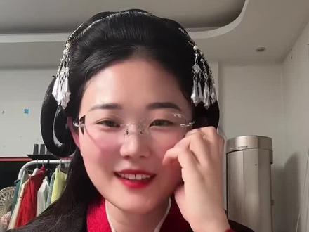 曲裾是汉服深衣的一种款式,核心特征是 “续衽钩边” 。简单来说,就是把衣襟接长,形成三角形,在身上层层缠绕(绕过背后再到前襟),最后用腰带固定。
为什么会有曲裾?
曲裾的出现与裤子有关。在秦汉时期,人们穿的是没有裆的“胫衣”(类似两只长裤管),为了避免走光,需要用多层的衣襟把身体严实裹住。所以,曲裾最初是男女皆可穿的功能性服装。#曲裾 #传统文化 #汉服复兴 #汉服日常 #汉服之美在华夏