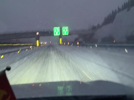 回四川的朋友们一进郑州下大雪,你们回家一定要查查高速路封没封,路面打滑雪厚得很#真实事件 #伙伴计划原创视频