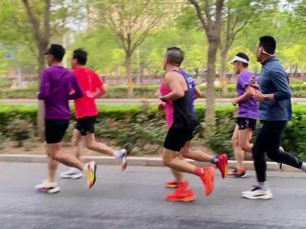 分享半马如何跑进 130 之内呢!保守平均配速 412 至 415,你的平均配速是多少呢!#坚持跑步🏃 #马拉松