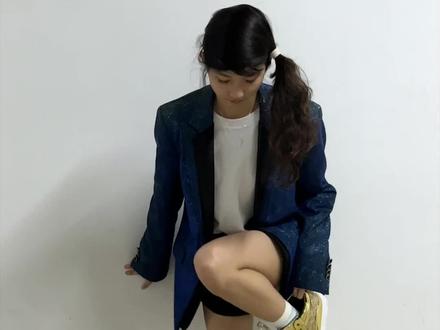 给大家表演一个#反向对视变装 #对视变装