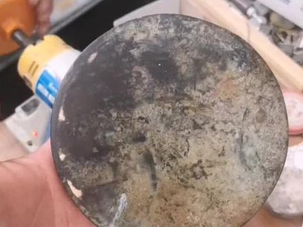 古代青铜镜打磨抛光#铜镜 。古代没有现在这么精细的砂纸和抛光技术,所以铜镜的清晰度不高。@仙桃市博物馆