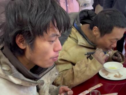 七星山荒野求生14名选手进入决赛 官宣:先休整5天“荒野林北”被娇娇天天催洗脸
洗白后竟有点小帅:“陈年老灰都洗干净了”#张家界七星山 #荒野林北 #荒野求生14人进入决赛每人获两万