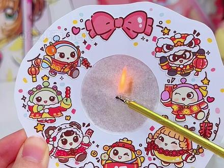 我和蛋仔的幸福圈💗燃烧瞬间的治愈感谁懂啊 📏打印尺寸:我打印的是A5尺寸 大家可以按需求打印相应的尺寸
📄纸张选择:我用的是140g亚光彩喷纸 大家可以按自己喜好选择
🧵其他工具:剪刀 胶水 点点胶 雪梨纸
🫧难易程度:⭐️
#手工 #DIY #教程 #新年手工 #谷美