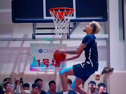Slim正在空中漫步!#集梦116 #slim #集梦116校园行 #考辛斯集梦116首秀vs杭州sc