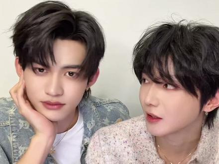 我们云熠星河,cp粉应援色只有一个:旗熠青
在乎一下两位正主的意见好不好,不要无人在意好不好!
这些你们都忘记了吗?⬇️⬇️⬇️
旗熠青:旗(qi)熠(yi)青(qing)
谐音包括两位的名字,在古代文学描述中,
青色是深邃夜空和浩瀚宇宙的底色。是偶然才能得来的一片理想中的青。
也是青云与星河相映的初瞬,
是这偶然里的注定,
恰如我们与他们的相遇
在亿万种可能中,认出彼此,并为之亮起。
这抹颜色里藏着他们的名字。愿身披这份色彩的他们,前路永远熠熠生辉。