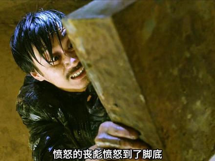 男人在替母亲守灵时遇到了怪事 #电影解说 #宅家dou剧场 #悬疑电影 #反转剧情 #国产好剧