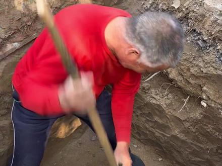 正在探测地宫入口,稍后直播马上打开