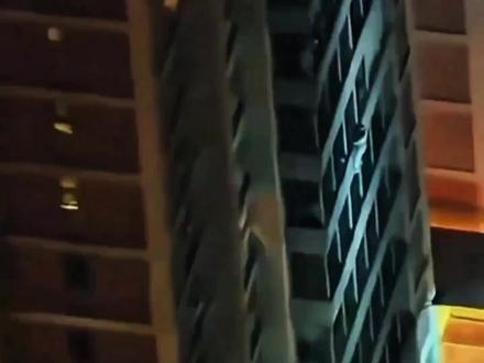 真男人,纯爷们,铁汉子。#画一个故事#母亲#报恩#母子#大火