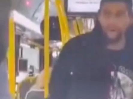 美国公交车上黑人辱打亚裔男子,男子打不还手骂不还口#黑人 #没见过这么嚣张的人 #抖音看世界 @抖音小助手