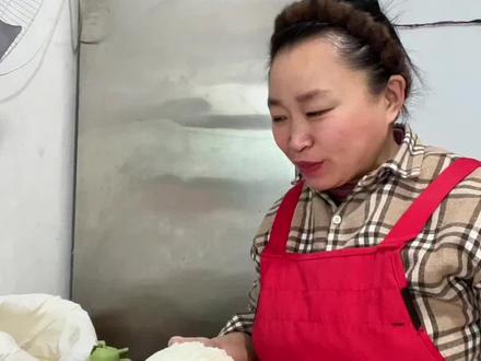 炸叶孑有多少姐妹没有在家做过的按我这个方法做的叶子外焦里嫩,而且凉了也不会软一斤面6克盐250克水食用油15克 30克的芝麻 一个鸡蛋#分享家乡美食 #民间传统美食 #这样的老手艺现在很少见了 #美食制作分享 #面食分享