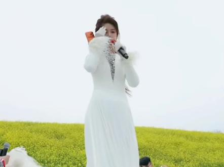 花姐太难了,刚开播突然从舞台上摔倒了