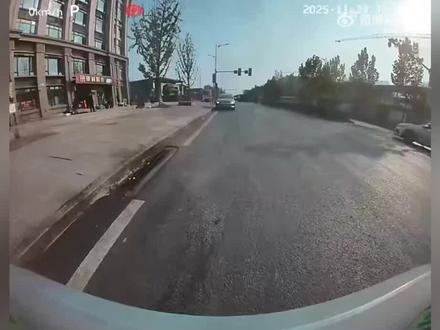 重庆小车违规掉头撞装甲车 全责赔付引关注#小米