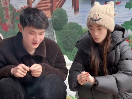 这一次谁都没有烦恼了,也商量了好长时间,这次彻底解决了 小贤我俩从相亲到谈恋爱这期间,其实大家都明白,我俩就像谈生意一样,最后没有输谁赢,最后走到这一步也是经过深思熟虑了才通知大家的,感谢大家的支持和信任#农村趣事 #用抖音记录人生