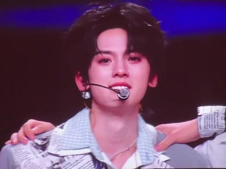 宝宝眼泪很珍贵 (漂亮的眼睛以后不流泪了)
#左航#荣耀之战#直播录屏#左航哭了