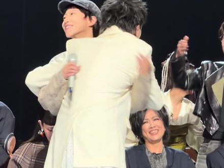 #窦靖童社交力满分 5月21日,《歌手2026》全球试听会候场时,窦靖童和每位歌手打招呼,社交力满分~还庾澄庆聊起了好友恩利。 #窦靖童 #庾澄庆和窦靖童聊恩利