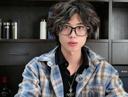 📚📐北大中文系吴俊逸(高考699分,浙江温州,数学139):关于数学学习方法,几个问题整理如下👇
1️⃣ 数学学习中最核心的“可复制”方法是什么?
2️⃣ 基础题和中档题如何做到“零失误”?
3️⃣ 压轴题的突破路径是什么?
4️⃣ 数学考场上最需要具备的心态是什么?
这四个问题,涉及核心策略、基础巩固、难点突破与应试心态,是数学学习中最为关键的环节。
🤪你对哪个问题更感兴趣?评论区聊聊👇
#北大中文系 #吴俊逸 #数学方法论 #可复制方法 #高考数学