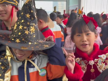 小学生演绎课本剧《西门豹治邺》服装五花八门 跨越朝代与次元壁