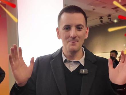 用木版“画”齐白石的寿桃要几步? 在马年即将到来之际,我来到北京画院参与“骐骥迎春·四海同风”新春文化雅集活动。在这里我遇见了一对哥伦比亚夫妇,他们体验了木版水印技艺。来跟我一起了解这项非遗的魅力吧! #小伍记者手记 #2026新春走基层 #2026温暖中国年 #百young非遗计划 #非遗祈福百景图 @抖音小助手