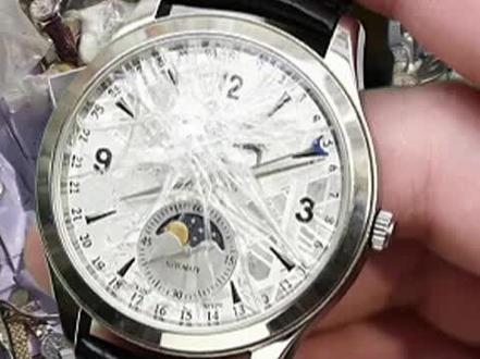 犄角旮瘩里也能遇到天选之子,真是令人意外,还好没有错过,兄弟们,这块宝藏到底花落谁家呢?#手表维修#手表翻新#手表推荐#地摊淘表