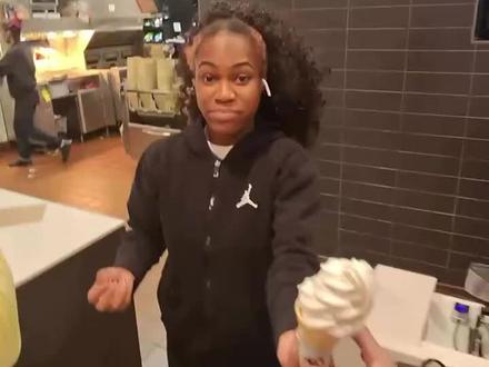 和好朋友一起吃冰淇淋