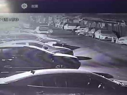 后续来了! 经多方协调督促 1 月 11日凌晨车主自行购买轮胎将车辆 开走
西安市莲湖区回应: 后续将继续做好涉事双方纠纷调解、处理工作。