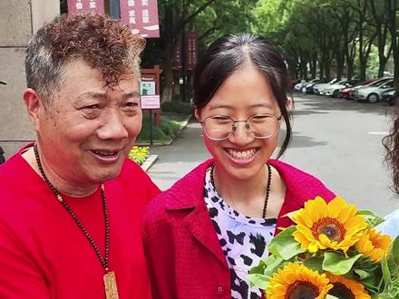 西湖高级中学考场的第一位考生出考场啦!家长手捧向日葵迎接, 一举夺“葵”!(供稿单位:留下街道) #护航高考2024 #2024高考必胜 #2024高考 #西湖宝藏村落 #西湖六六行动