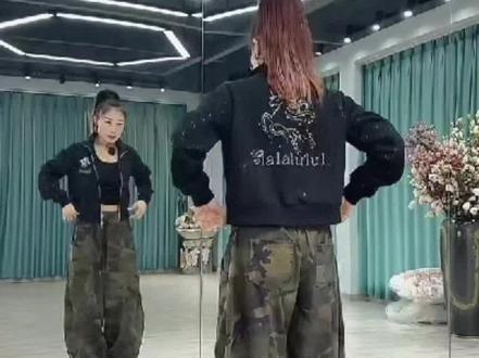 《受伤的是我》原创演绎的淋漓尽致!入心的歌,入眼的舞!#最潮广场舞 #舞蹈分解教学视频 @夏丽爱跳舞💃~服饰