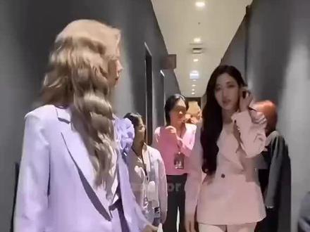 lingorm这是牵手的视频是今年6月23日第一次泰国曼谷见面会的视频。那个时候我们的秘密还没有播出,是第二天6月24日播出。我们的秘密播出时间是三台高管dew妈调整播出时间。刚好空白结束,我们的秘密还没有播出之前就就已经火了。我们秘密的剧中用的车子兰博基尼是dew妈自己的车子,dew提供给剧组人员使用,dew的房子是dew自己的,那个大结局别墅也是dew妈的,dew妈同意剪掉我们的秘密4集最精髓的剧情,力挽狂澜,排除一切障碍和万能,才保下我们的秘密。623这次曼谷见面会的餐费是由dew妈出的。我们的dew妈,dew妈捧红了lingorm宝宝。dew配享太庙。感谢dew妈!#lingorm #linglingkwong #ormkornnaphat #邝玲玲 #orm