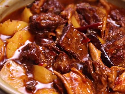 香喷喷的土豆烧牛肉 软烂粉糯可太好吃了 简单巨下饭的家常菜,牛肉软烂入味,土豆粉粉糯糯,浇上汤汁,香喷喷的可太下饭了 #终于轮到我晒年夜饭了 #抖音年味争霸赛 #过个抖音新轻年 #抖音新春吃喝玩乐节 #年夜饭菜谱