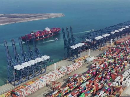 《关税之王妥协:印欧自贸协定暗藏隐忧,弱者联盟难破中美依赖》 曾以110%汽车关税居全球首位的印度,与欧盟签署史上最大自贸协定,90%以上商品实现关税减免。欧盟车企获25万辆进口配额,印度则叩开欧洲制造业市场,但核心农产品仍被严防死守,电动车关税五年不变。印度“赚钱不准带离”的营商环境与欧盟碳税压力,让协议充满变数。这场被称为“抱团取暖”的合作,虽意图打造第三极,却难掩双方对中美市场的深度依赖,现实挑战远超纸面共识。#印度 #欧盟 #中美 #零基础看懂全球 #抖音二创激励计划