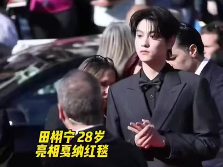 #红毯现场 直播间背景音全是雷朋99,国际站也得听我们喊😂雷朋闪耀戛纳#最帅入场 #硬核追星现场 #这场面谁顶得住